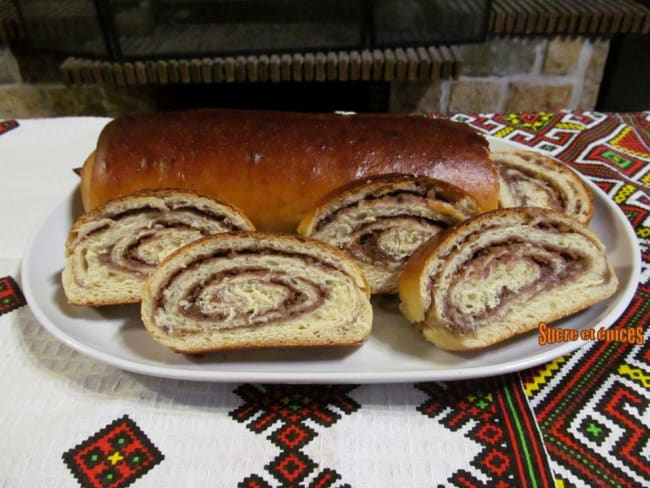 Brioche roulée moldave à la confiture et aux noix