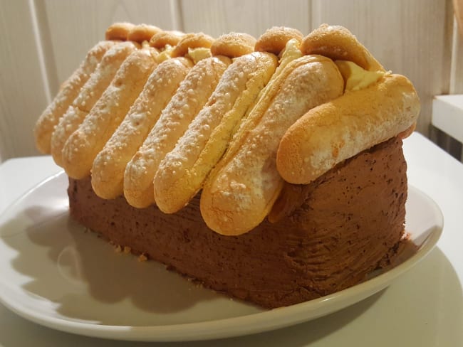 Le gâteau de Noël chalet aux poires et au caramel beurre salé