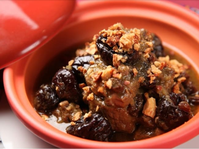 Tajine d’agneau aux pruneaux et aux amandes parfumé à la cannelle