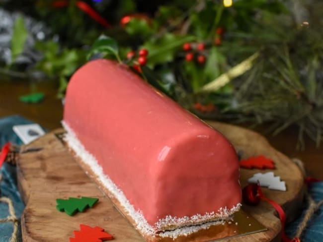 Bûche 2021 framboise réglisse et vanille pour les fêtes