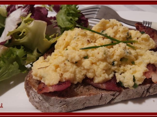 Tartines d’oeufs brouillés au lard