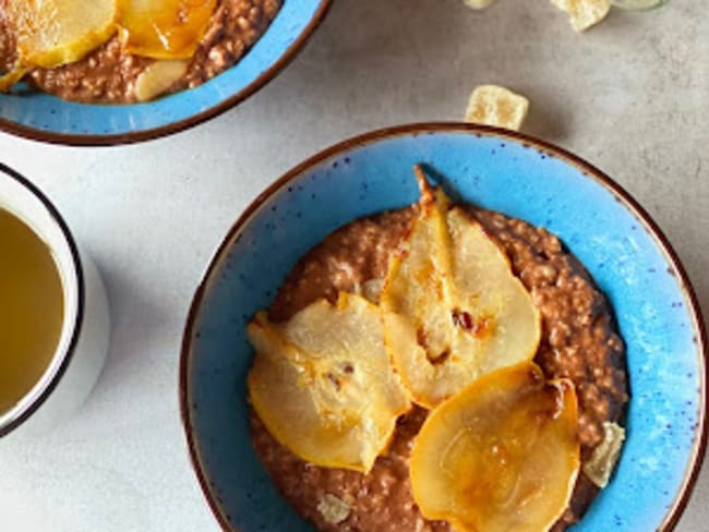 Porridge au chocolat, poires rôties et gingembre frais