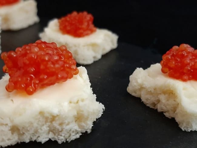 Toast Œuf de lompe. Amuse-bouche facile sans cuisson pour l'apéro