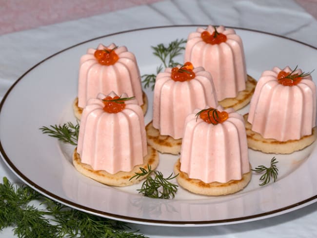 Minis cannelés de mousse de truite fumée sur blinis pour un apéritif festif