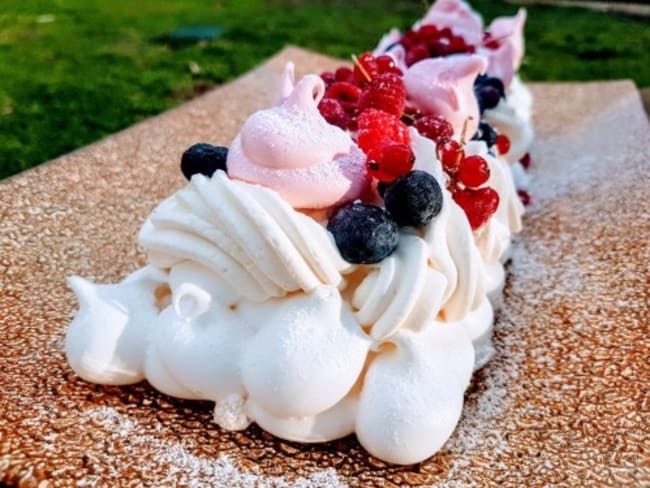 Pavlova, bûche de Noël, meringue à la française, aux fruits rouges