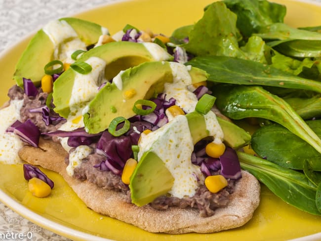 Naans aux haricots azuki, chou rouge et avocats