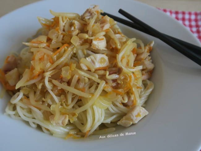 Vermicelles de riz aux restes de poulet fumé, pousses d'haricots mungo et carotte