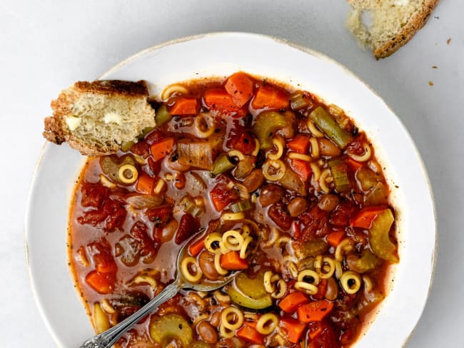 Soupe minestrone vegan réconfortante et savoureuse