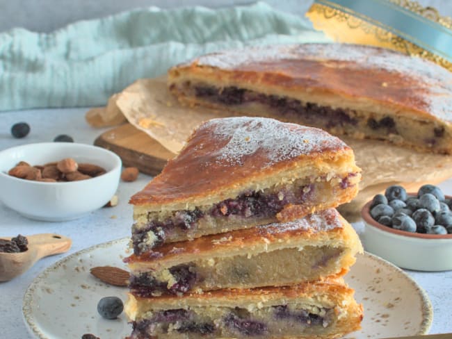 Galette des rois feuilletée vegane à l'amande et à la myrtille