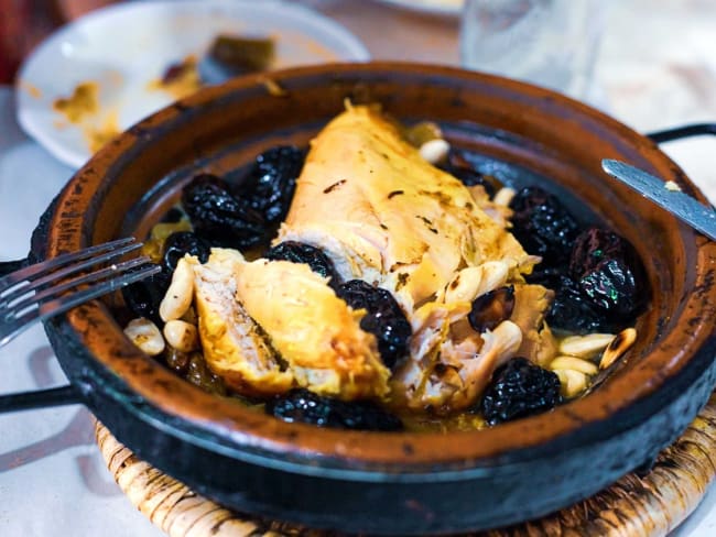 Tajine de poulet aux pruneaux et aux amandes