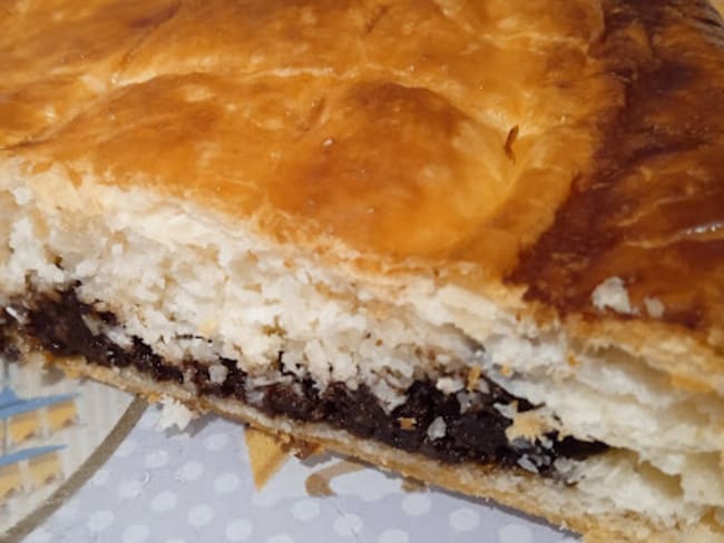 Galette des rois façon bounty au chocolat et à la noix de coco.