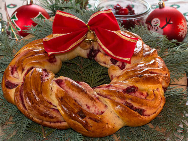 Couronne de Noël briochée aux canneberges et sirop d’érable