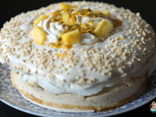 Pavlova mangue fruits de la passion et amandes