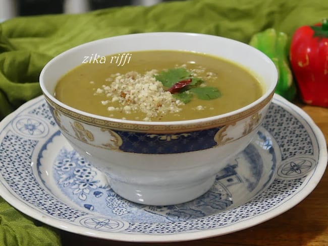 Soupe de lentilles aux betteraves et cacahuètes