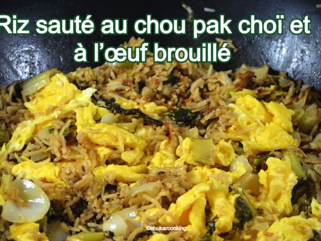 Riz sauté au chou pak choï et à l’œuf brouillé