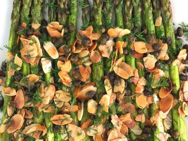 Asperges rôties aux amandes, câpres et aneth