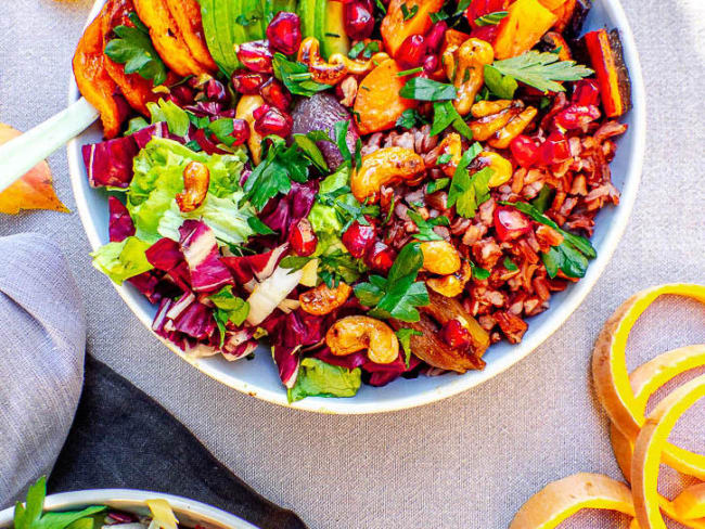 Une salade d'hiver au riz rouge, légumes rôtis et noix de cajou caramélisées