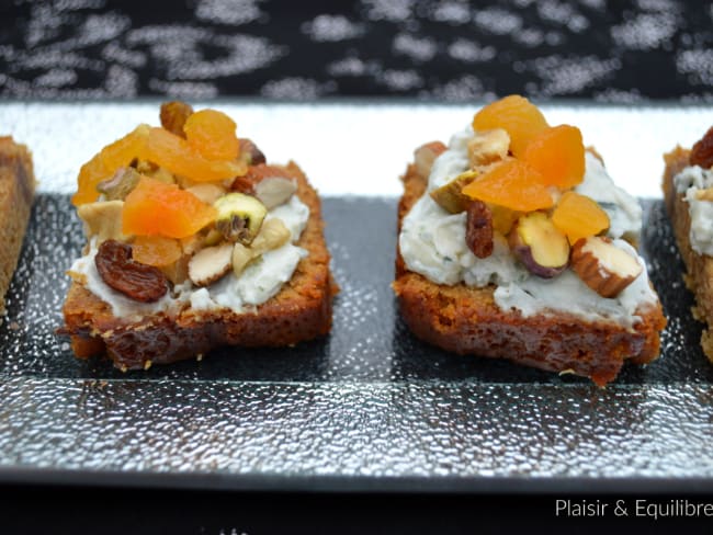 Bouchées de pain d’épices au roquefort et fruits secs