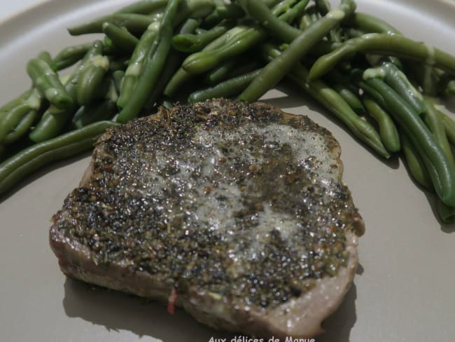 Tournedos de boeuf en croûte de poivre et thym