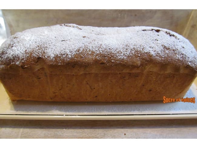 Délicieux cake aux noix et loukoums avec des blancs d'oeufs