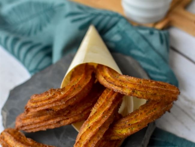 Churros salés au curcuma et ketchup épicé pour l'apéritif