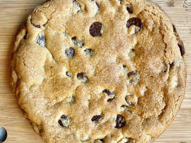 GÂTEAU COOKIE GÉANT AUX PÉPITES DE CHOCOLAT