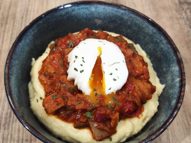 Polenta crémeuse, ratatouille et œuf mollet