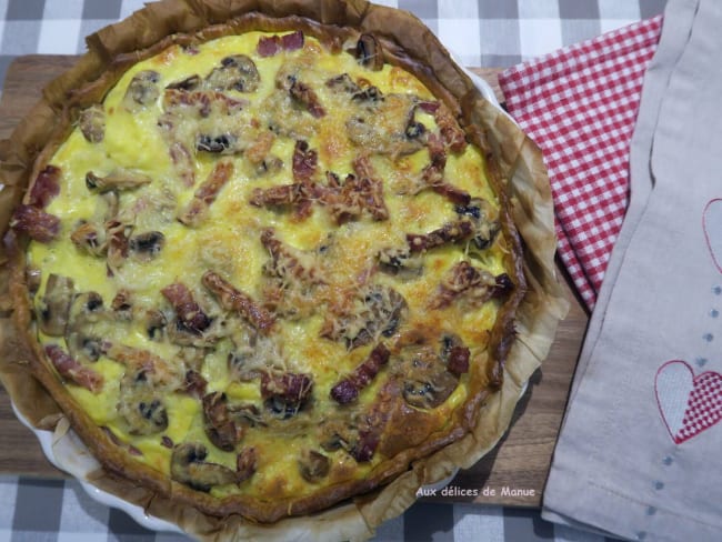 Tarte feuilletée gratinée aux pommes de terre, lardons et champignons