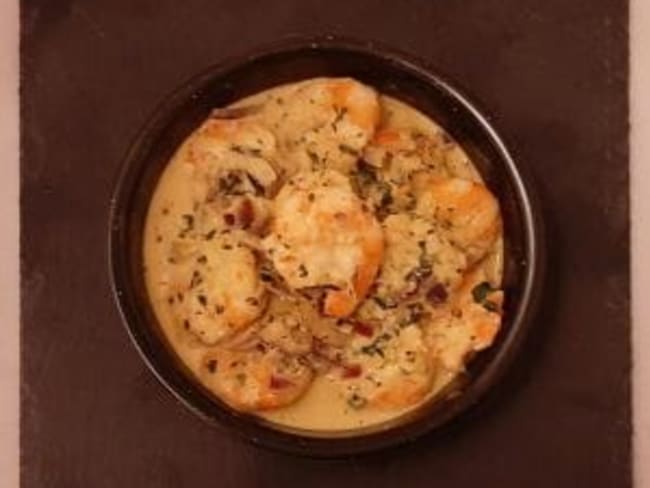 Crevettes marinées à la poêle avec ail, persil et lait de coco