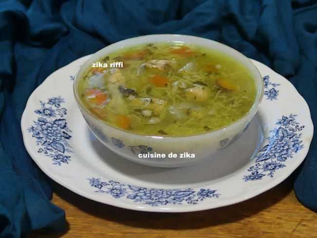 BOUILLON DE LÉGUMES AU POULET DE GRAND MÈRE