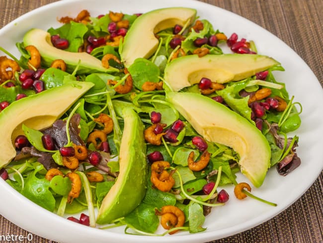 Salade d’avocat aux crevettes grises et à la grenade