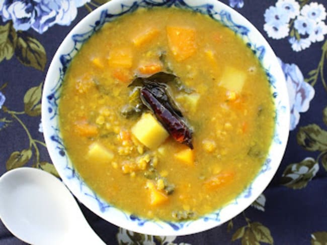 Soupe de légumes aux pois cassés d'inspiration birmane