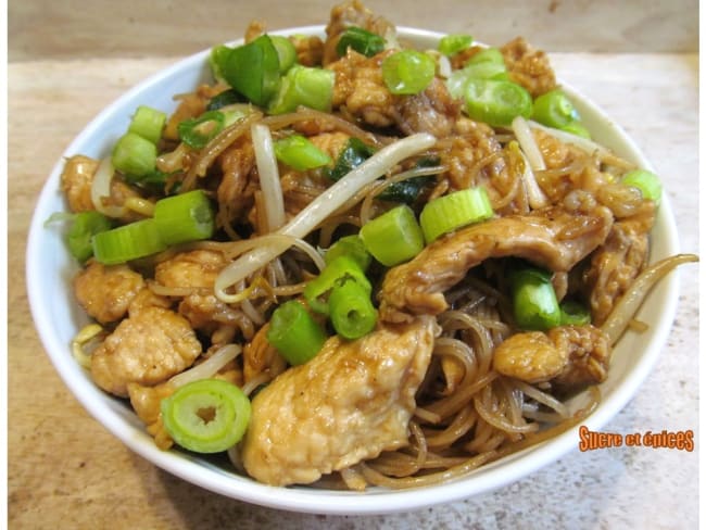 Vermicelles de riz sautés au poulet pour le nouvel an chinois