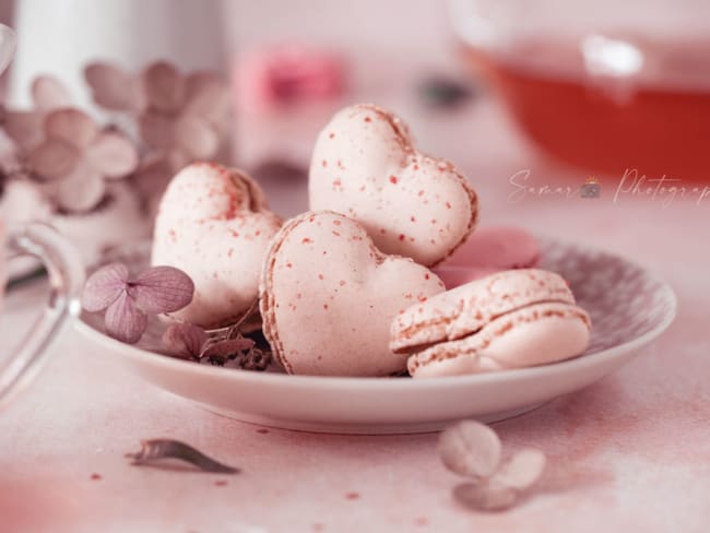 Macarons meringue italienne en forme de coeur pour la saint-valentin