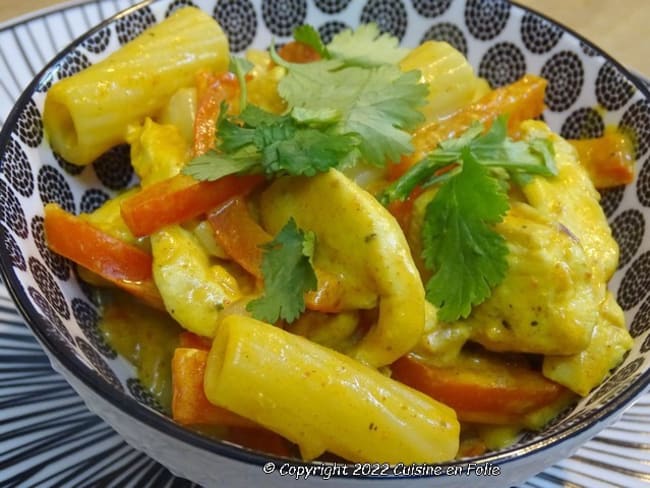 Pâtes tortiglioni au poulet, aux épices curry et paprika