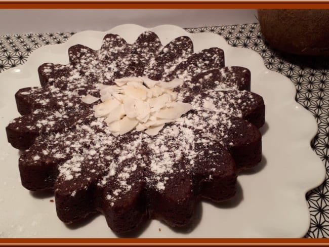 Gâteau au chocolat, noix de coco et avocat