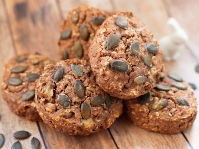 Petits gâteaux aux noix en forme d'oeufs pour Pâques