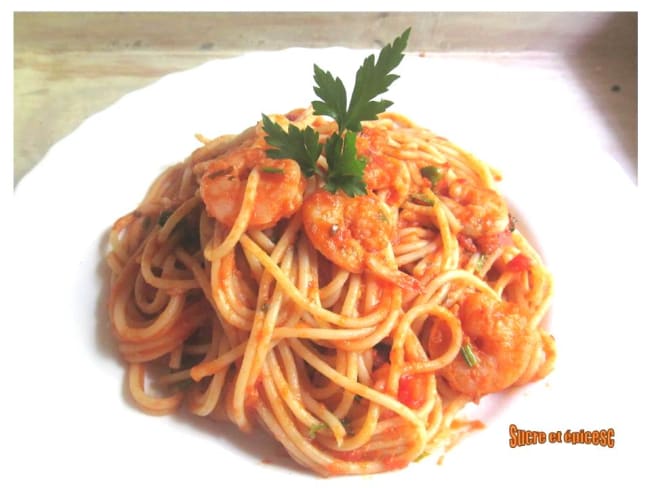 Spaghetti aux crevettes en sauce tomate