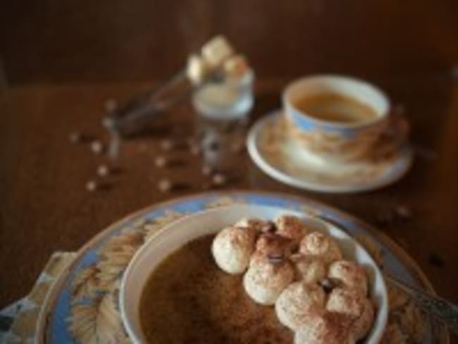 Crème brûlée au café, chantilly au mascarpone caféiné pour le dessert