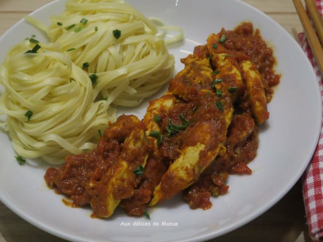 Blancs de poulet à  la sauce tomates et pâte de curry