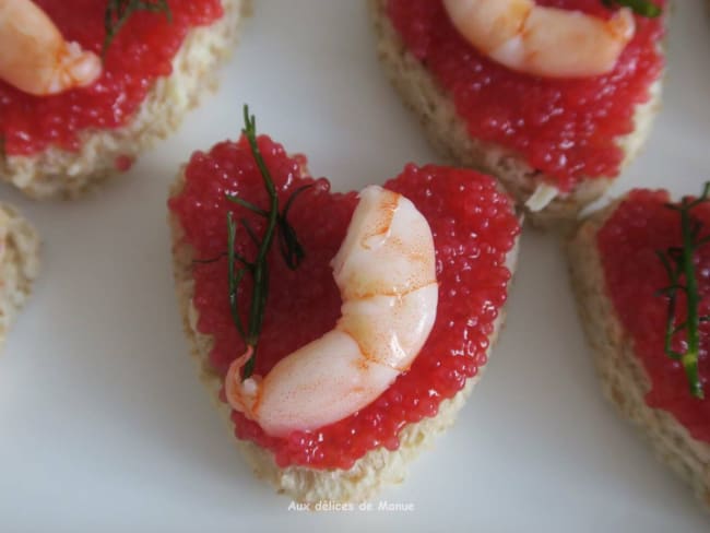 Toasts cœurs aux œufs de lumps et crevettes pour la saint-valentin