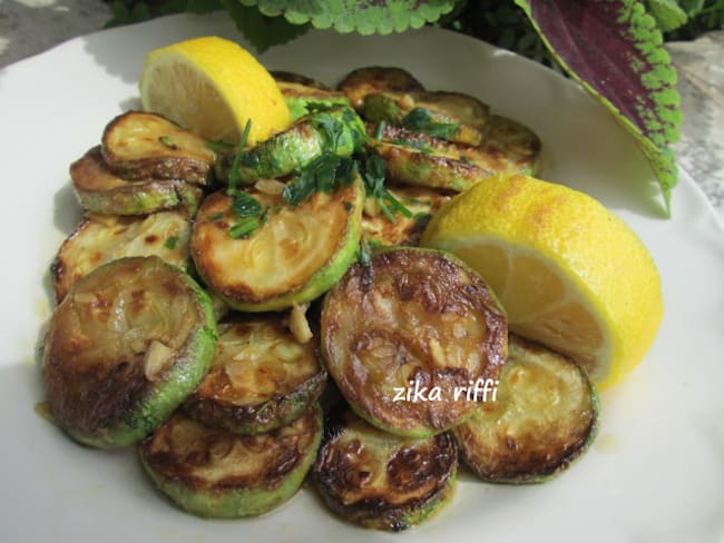 JRAYWET MCHARMLA TAWM W KARESS - COURGETTES À LA CHARMOULA AIL ET CITRON- TERROIR BÔNOIS