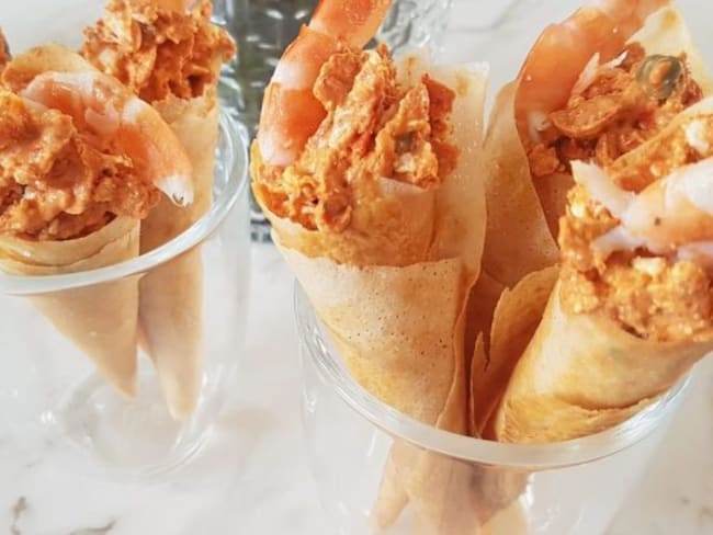 Cornets en feuilles de bricks farcis, crème de poivrons et crevettes