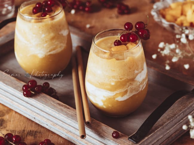 Smoothie à la mangue, banane et jus d'orange