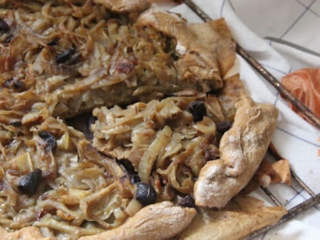 Tarte aux oignons et olives noires façon pissaladière