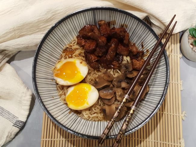 Ramen au porc de la cuisine asiatique