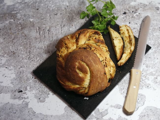 Pain brioché à l'ail et aux herbes