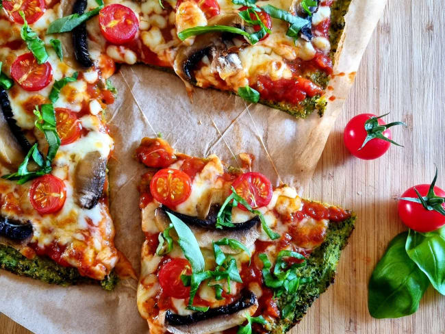 Pizza sans gluten pâte et garniture aux légumes