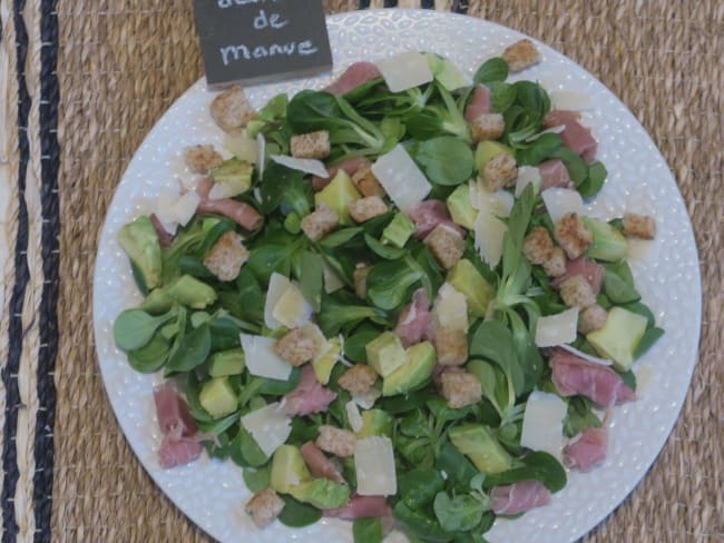 Salade de mâche à  l'avocat, jambon cru et croûtons