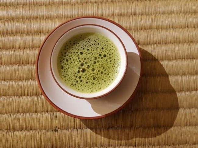 Thé vert glacé rafraîchissant au concombre, carotte et orange